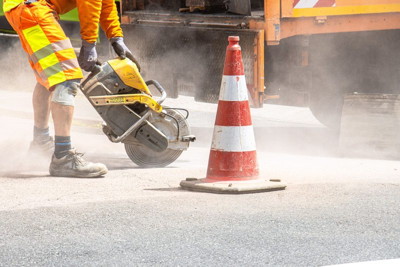 Přípojka přes asfaltový vjezd – Chrudim, Řezání asfaltu, výkop, obnova 6 m²